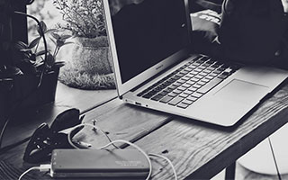 女足比赛中，中国队员李某表现出色，助球队取胜，中国女足队员李影