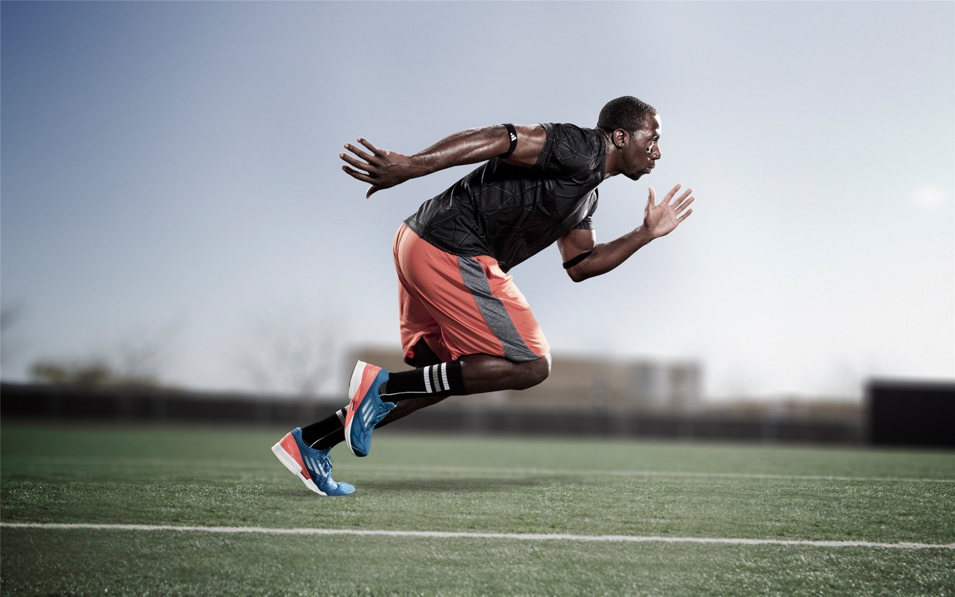 一决高下：球场上两队实力对比悬念无限，胜负难料，一决高低还是一决高下