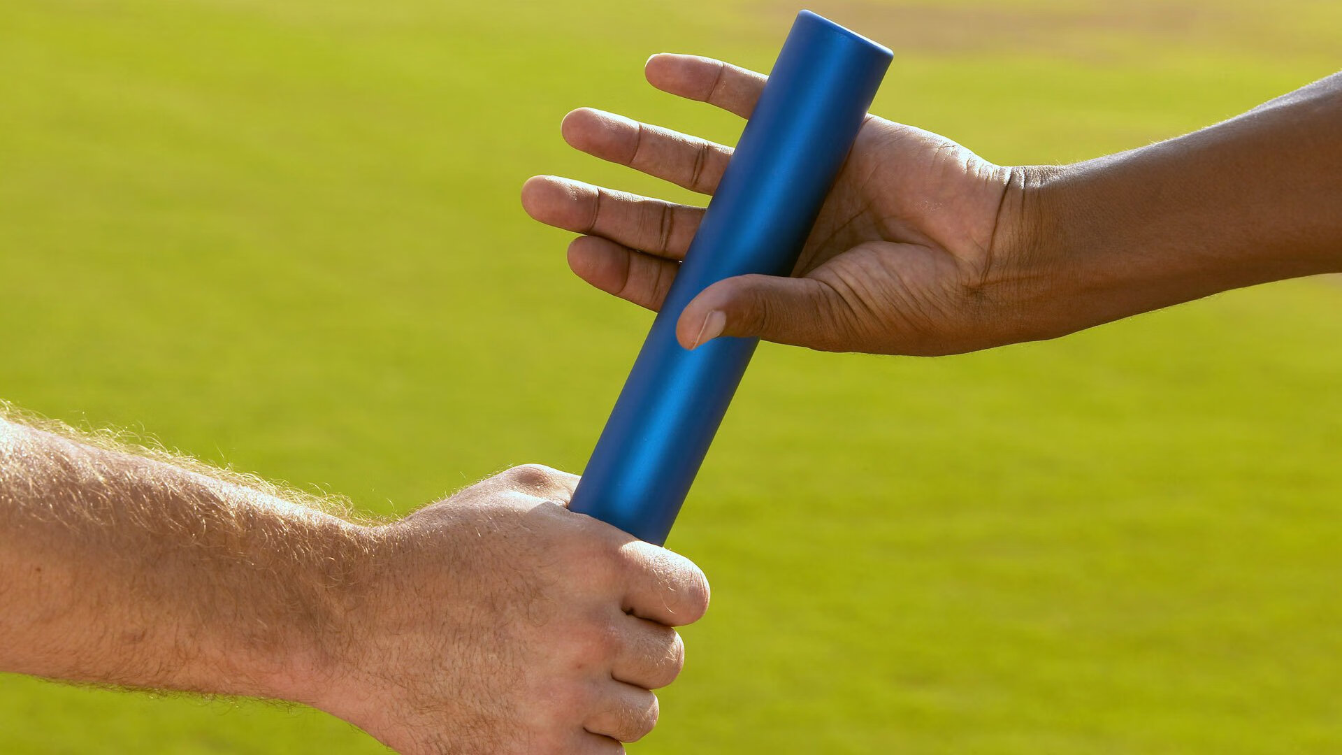 夜间自由潜水表演，光影交错尽显海底魅力，夜间潜水训练事件