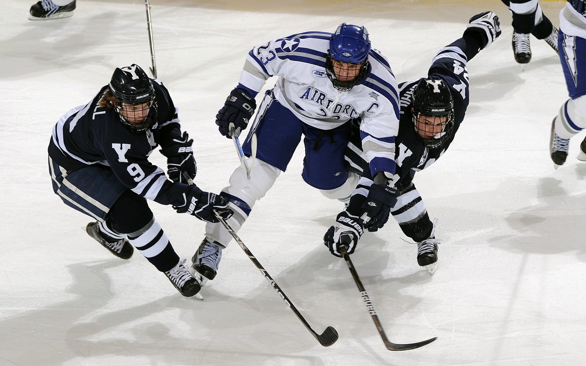 沙尔克取得关键胜利，迈向晋级之路，沙尔克换帅